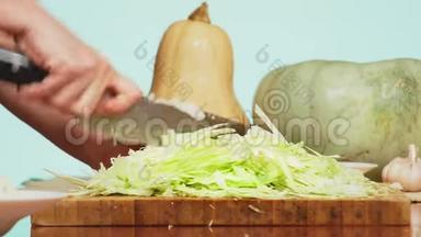 女手用刀<strong>切白菜</strong>.. 蔬菜混合物用于烹饪蔬菜炖。 背景色。 4k，
